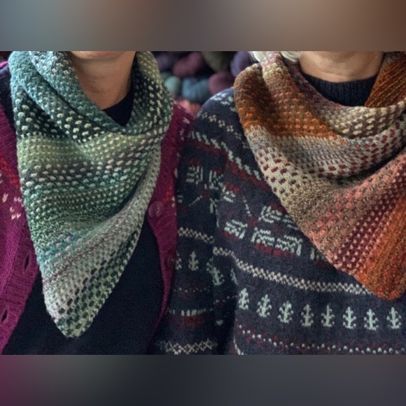 🧶 NWT hand crafted cowl neck warmer Blues greys burgundy creams O/S Peruvi… - Picture 4 of 10